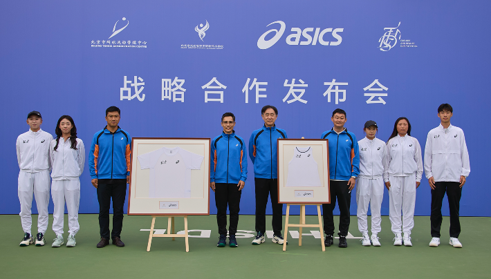 亚瑟士携手, cente, 在广州开幕